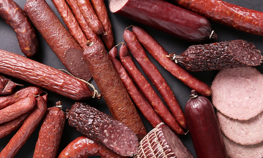 Варёные, сырокопчёные и полукопчёные: омичи рассказали, какие колбасы любят больше всего