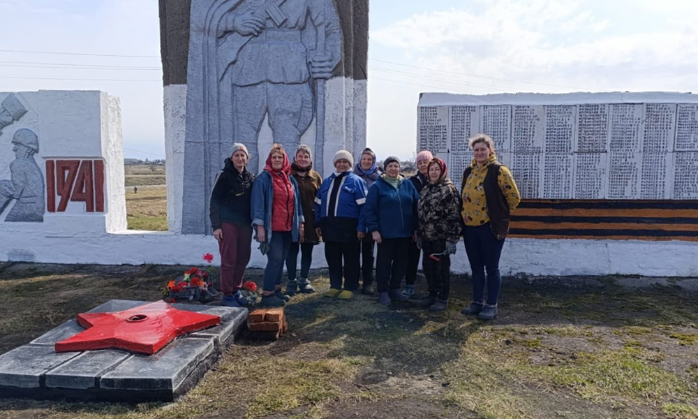 Волонтёры Строкино обновили мемориал к 80-летию Победы