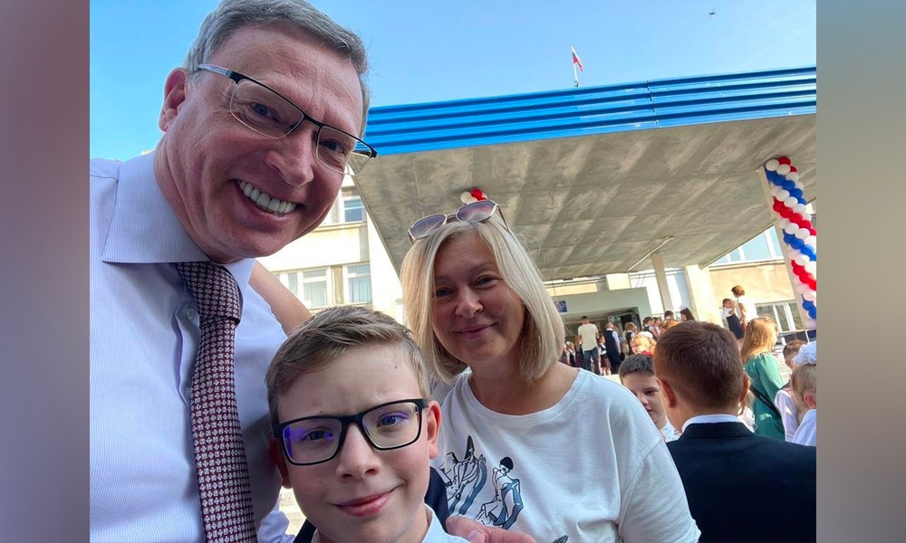 Губернатор Омской области Александр Бурков поделился фотографией с семьёй на торжественной линейке 