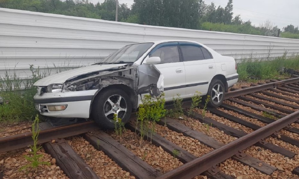 Омский автомойщик угнал автомобиль клиента и бросил его разбитым в полях 