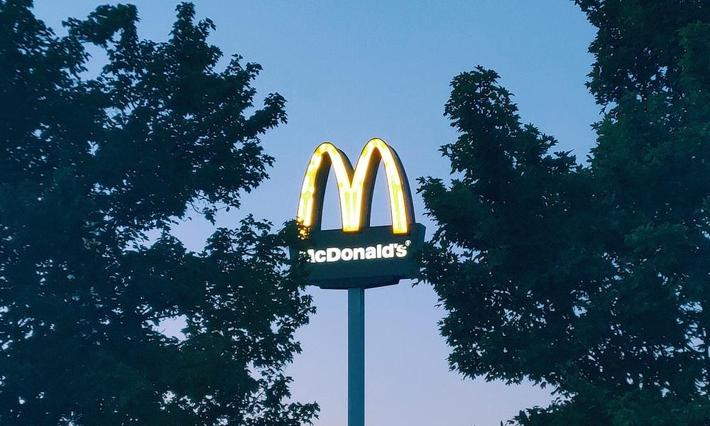 «Макдоналдс» объявил об уходе из России и продаже сети, но не бренда