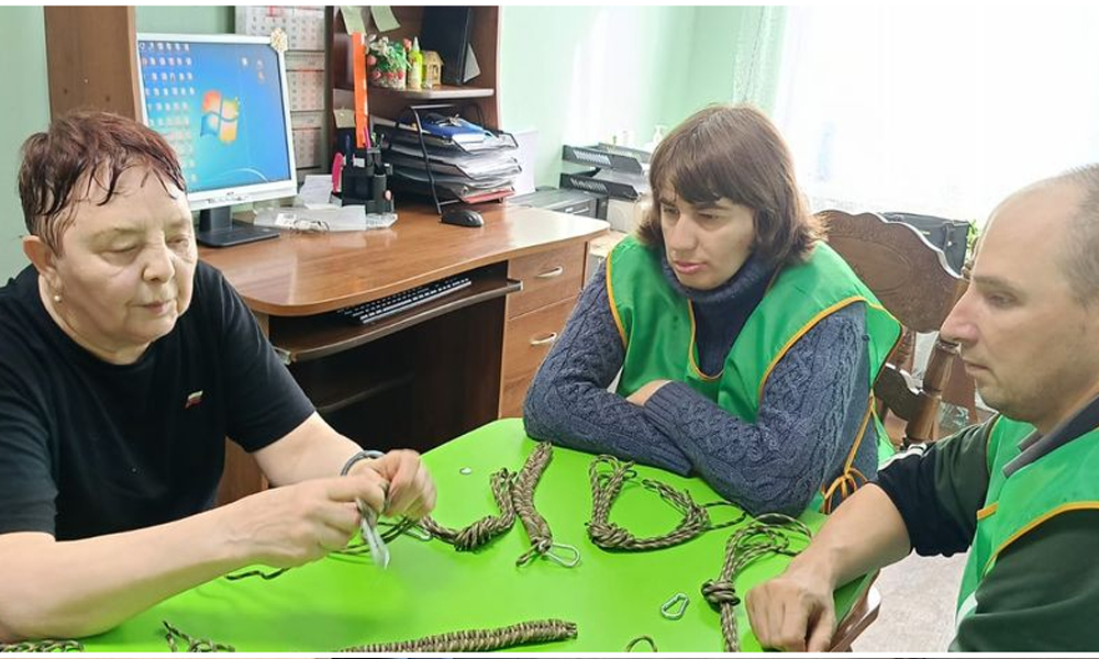 Подопечные Марьяновского Дома-интерната сплели браслеты для бойцов СВО