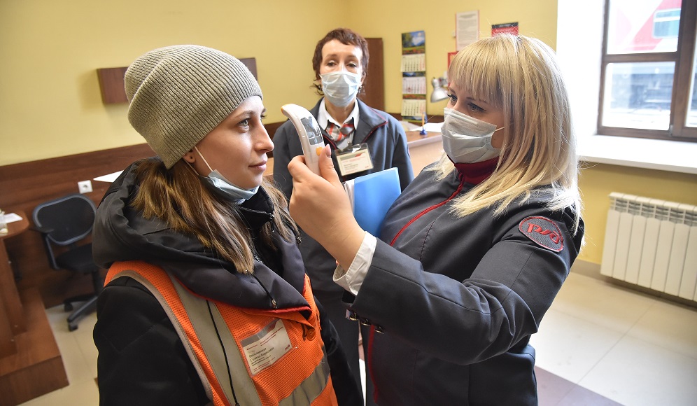 На вокзалах и в поездах Омской области дезинфицируют воздух и поверхности