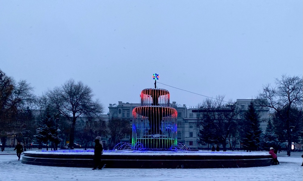 В сквере имени Дзержинского запустили праздничную подсветку фонтана