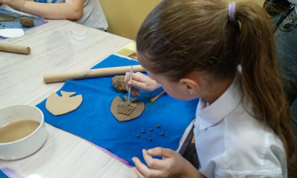 В Тарском доме детства открыли гончарную мастерскую