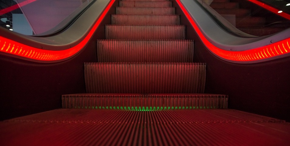 Омич упал с эскалатора и получил травмы