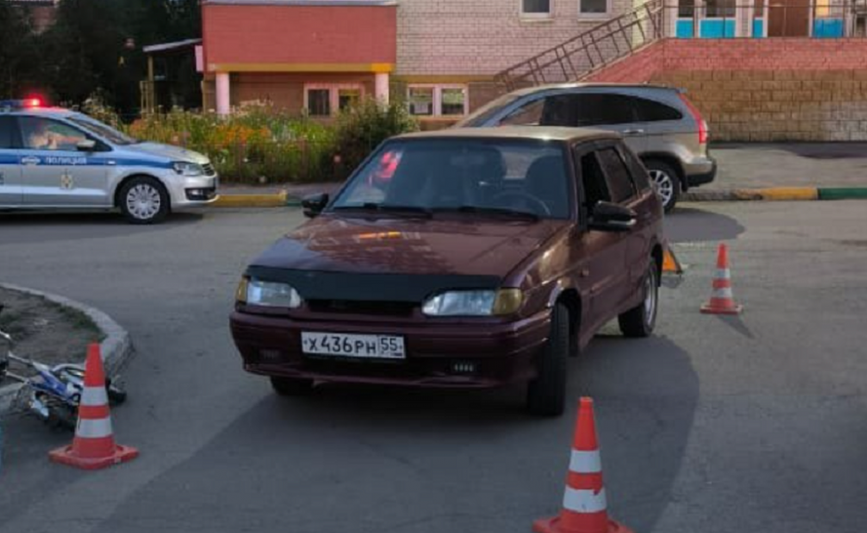 В Омске автомобиль сбил во дворе шестилетнего мальчика, который катался на велосипеде