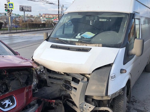 Возле Театральной площади в Омске пассажирский автобус попал в аварию