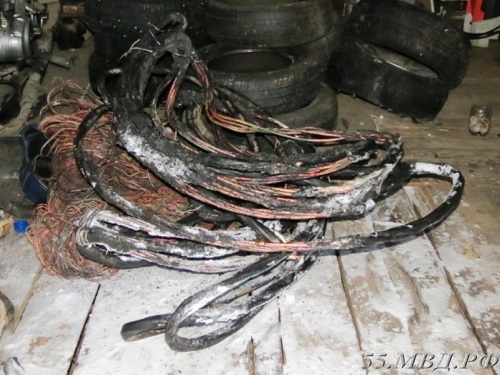 В Омской области злоумышленники при помощи топора похитили кабель на 120 тысяч рублей