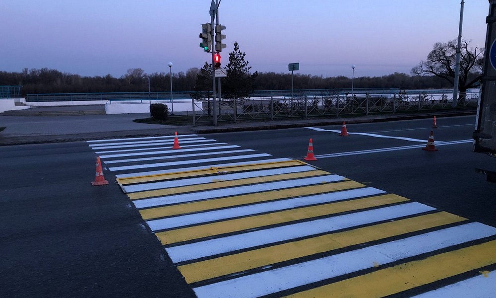 На улицах Омска появляются обновлённые зебры и сплошные линии