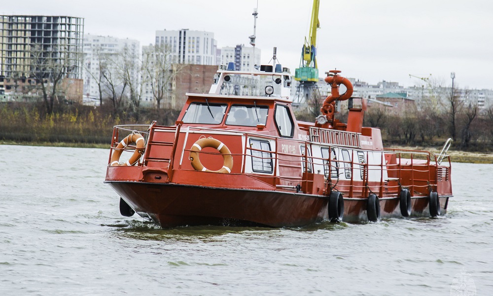 Омский пожарный катер спустили на воду