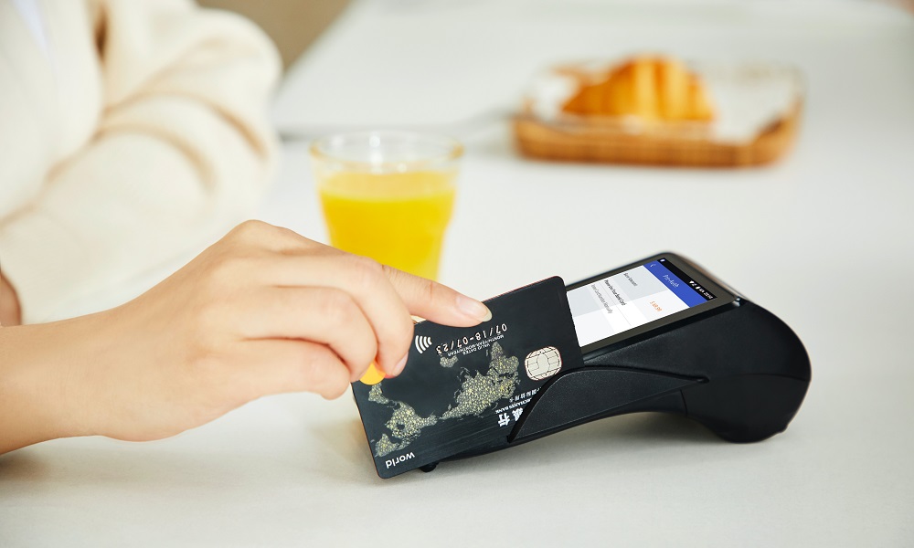 В 2021 году омичи 342 млн раз пользовались банковскими картами и потратили 205 млрд рублей