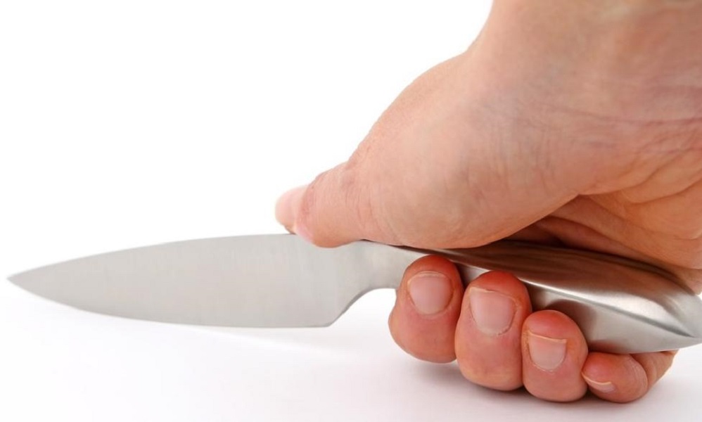 В Омске пьяный рецидивист ударил пасынка ножом в грудь