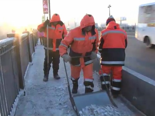 На уборку снега в Омске привлечено около 400 рабочих