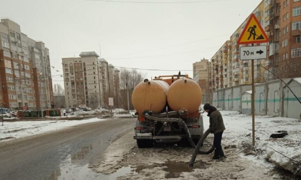 Омские сотрудники УДХБ проводят противопаводковые мероприятия