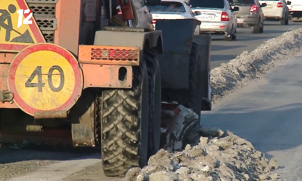 Омские сотрудники УДХБ очищают дороги от снега и наледи