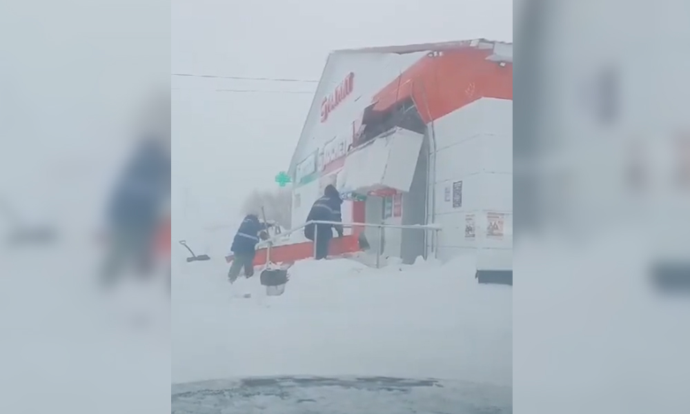 В Омской области сильный ветер обрушил козырёк магазина