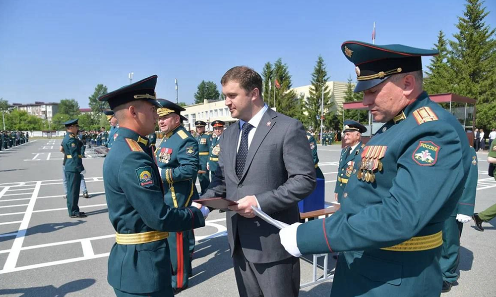 Виталий Хоценко поздравил выпускников Омского автобронетанкового инженерного института с окончанием обучения