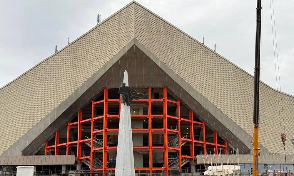 Фасад омского СКК им. Блинова теперь оранжевого цвета