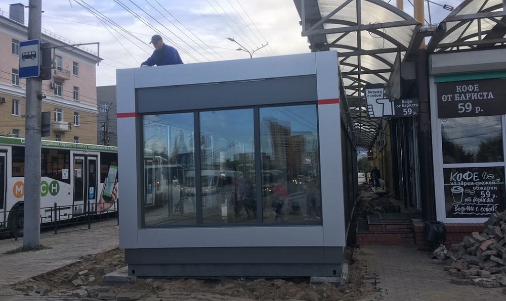 В Омске продолжают утеплять остановки 