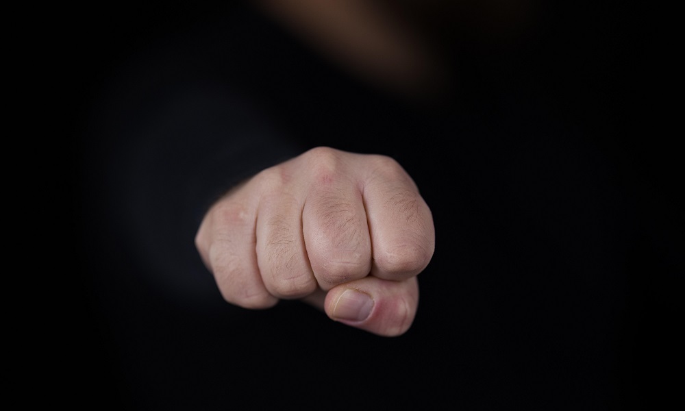 Удары табуретом по голове и угрозы убийством: омич целый месяц унижал и истязал свою 73-летнюю мать