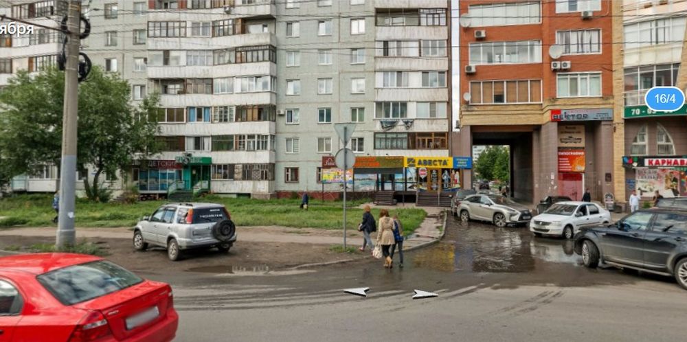 Дорогу во дворах омичей по улице 70 лет Октября пытаются разгрузить