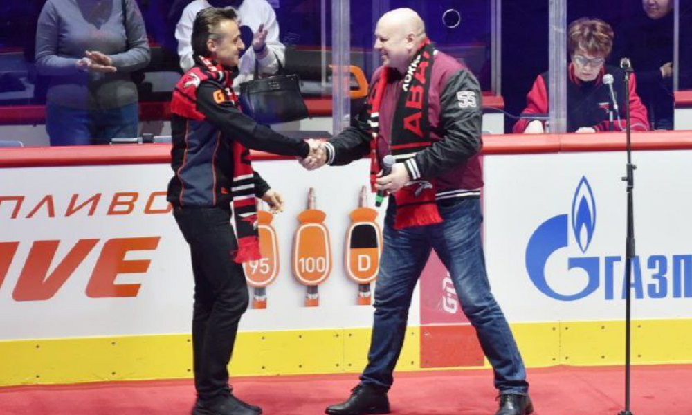 Омск посетил известный российский автогонщик Роман Русинов