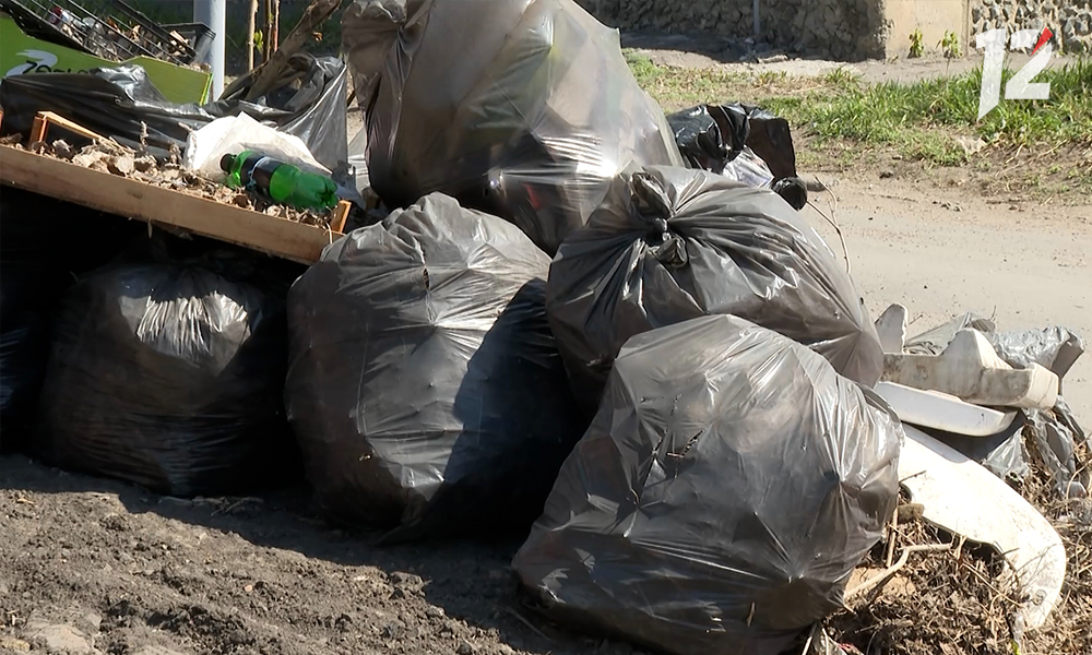 В Омске посреди Привокзального посёлка выросла огромная стихийная свалка