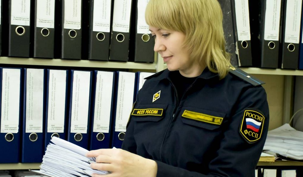 Омичка с сыном смогла вселиться в принадлежащее ей жильё только с помощью судебных приставов