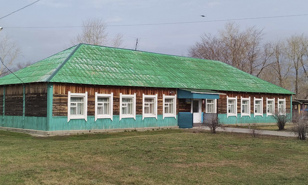 Виталий Хоценко поручил заменить все окна в ДШИ села Цветочное Русско-Полянского района