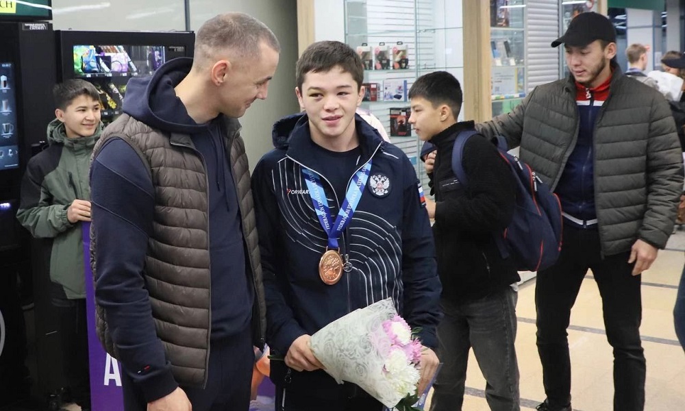 В омском аэропорту встретили бронзового призёра первенства мира по греко-римской борьбе Алибека Амирова