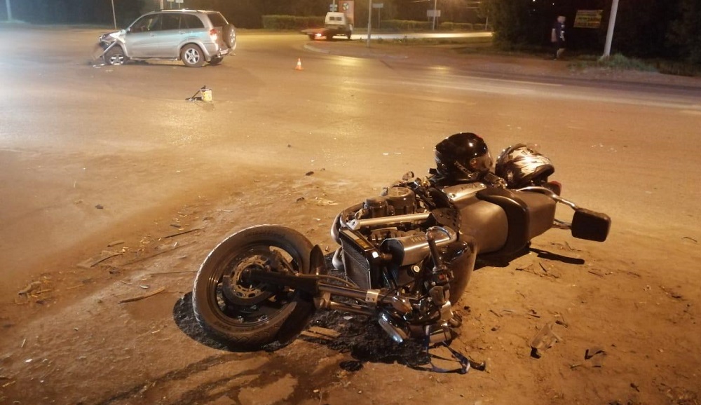 Омичка на RAV4 сбила байкера с пассажиркой