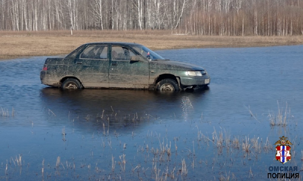 Месть — плохой советчик: омич угнал ВАЗ бывшей возлюбленной и застрял в луже