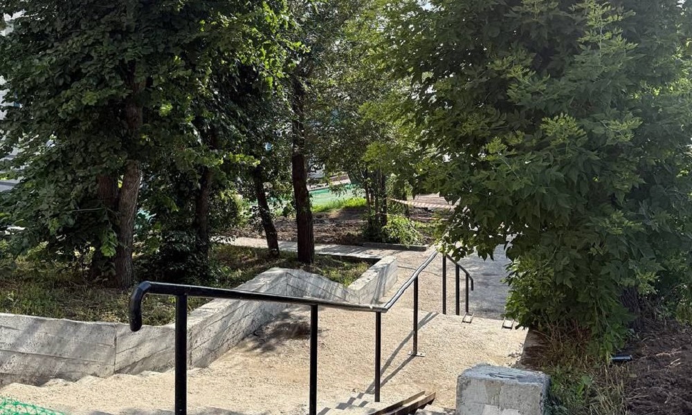 В Омске начались работы по благоустройству лестницы, ведущей к набережной