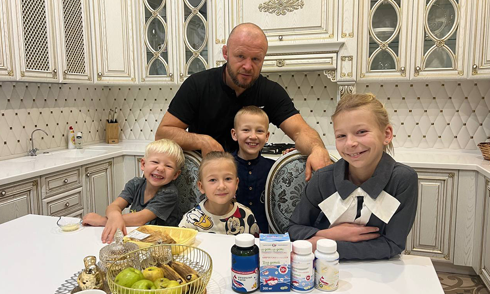 Омский боец Александр Шлеменко призвал омичей не бояться рожать