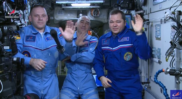 Россиян с Днём космонавтики поздравили члены экипажа МКС