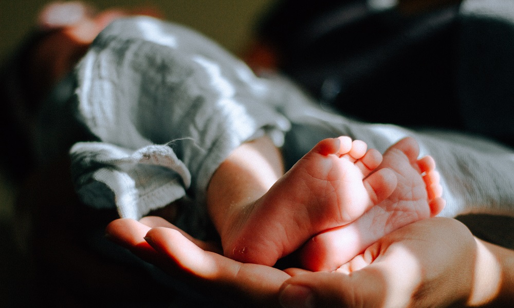 В Управлении ЗАГС сообщили о рождаемости и смертности в Омской области в феврале