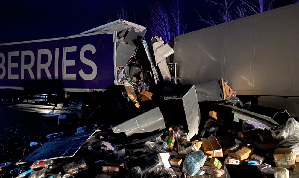 На трассе Омск — Новосибирск в аварию попал грузовик Wildberries. Есть погибшие 