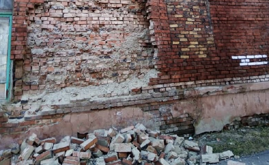 В Омске минувшей ночью обрушилась стена жилого дома в Нефтяниках