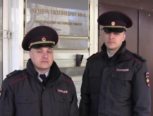 В Омске полицейские спасли из огня пожилую женщину и её правнука