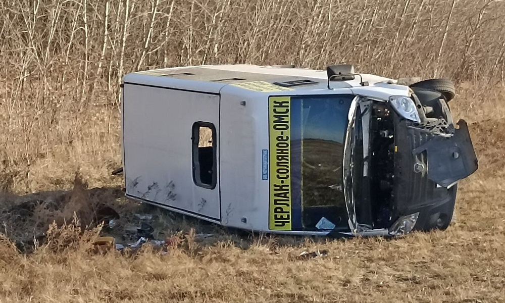 В омском минздраве рассказали о состоянии пассажиров автобуса, который попал в ДТП и перевернулся