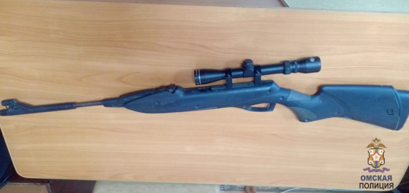 Житель Омской области пережидал дождь в чужой машине и украл оттуда винтовку