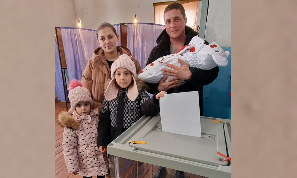 В Называевске семья приехала на избирательный участок сразу из роддома