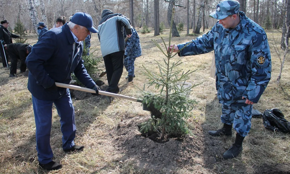 В омском парке обновили Аллею ветеранов уголовно-исполнительной системы