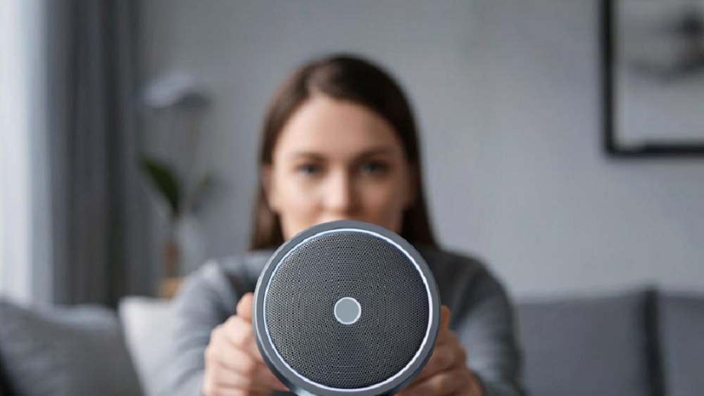 Не болтать возле умных колонок о личном советуют специалисты Роскачества