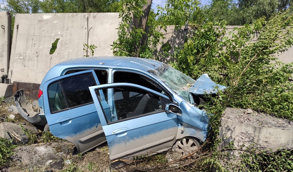 Омичка влетела в бетонное ограждение