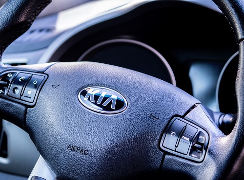 Омич с помощью эвакуатора выкрал Kia