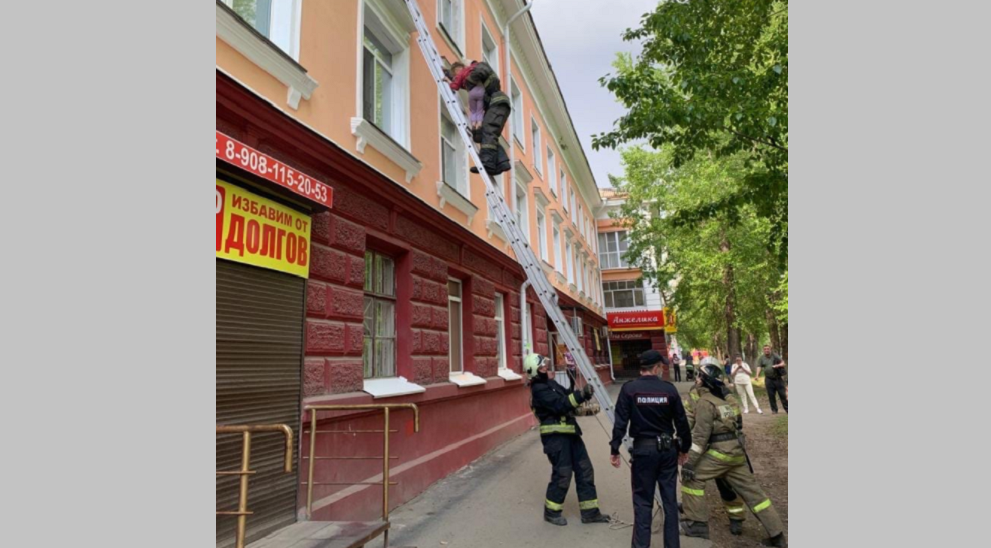 «За окном вкусно пахло едой»: омские полицейские сняли с подоконника на третьем этаже голодную девочку