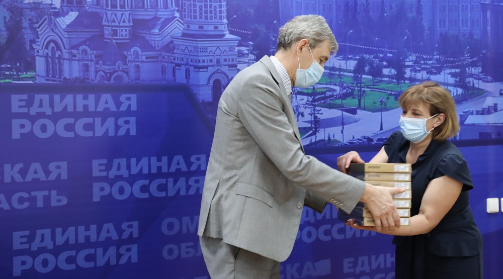 Школьникам из омских сёл подарили планшеты