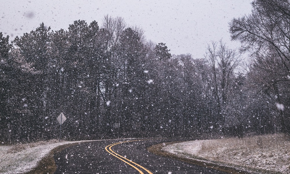 Омская Госавтоинспекция предупреждает автомобилистов о снеге и порывистом ветре